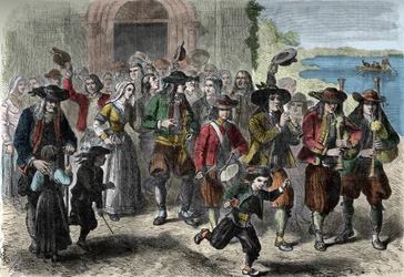 Bretonischer Brauch: Paar junger Eheleute beim Verlassen der Kirche. An der Spitze des Zuges sind Dudelsack- und Trommelspieler. Treguennec, Finistère (29)