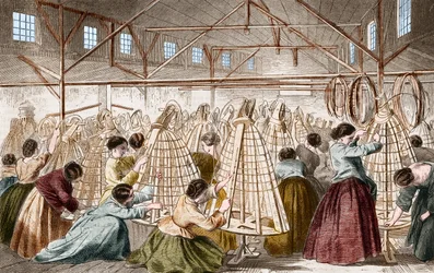 Krinolinenfabriken: Reifen legen. Gravur von 1865.