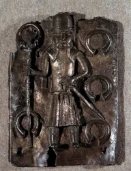 Dekorative Kunst: Messingplatte, geschnitzt von einem portugiesischen Krieger. 16. Jahrhundert. Aufbewahrt in Wien