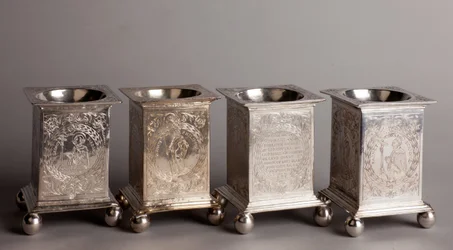 Vier Salzgefäße: Von links nach rechts: 1636 (inv AG 0024)