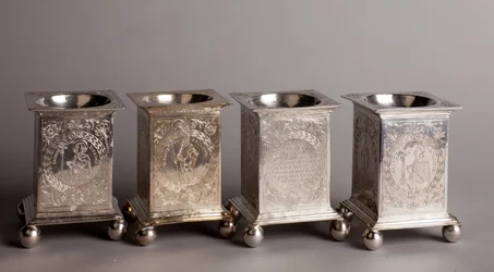 Vier Salzgefäße: Von links nach rechts: 1636 (inv AG 0024)