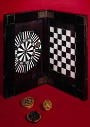 Spielbox aus Walnuss, Elfenbein und Ebenholz