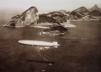 Graf Zeppelin in der Bucht von Rio de Janeiro vor dem Hintergrund des Zuckerhuts am 25.05.1930