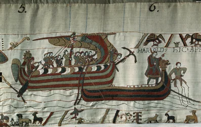 Vom Sturm abgetrieben, strandete das Schiff von Harold II. (1022 - 1066) (ein Drakkar) an der Küste von Ponthieu - Bayeux-Tapete, bekannt als Stickerei der Königin Mathilde