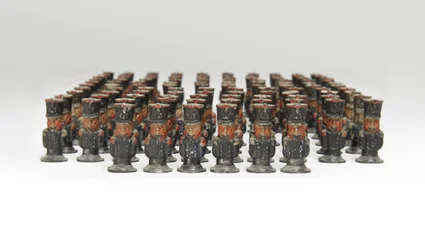 Große Gruppe von Zinnsoldaten oder Kampagnenkartenmarkierungen in Form von französischer Infanterie, ca. 1810-14