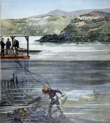 Der Taucher Paolo Pardi arbeitet an den römischen Booten im Nemisee mit dem Siebe-Tauchanzug im Jahr 1893