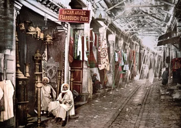 Le souc el Trouck in Tunis: Laden mit Schild auf Französisch „Bazaar arabic Barbouchi brothers“.