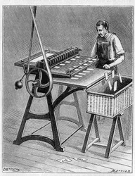 Herstellung von Spielkarten nach alten Methoden. Ausschneiden von Spielkarten. Gravur von 1893