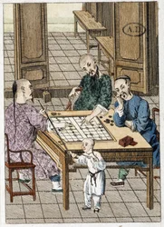 Mann spielt Dame (?) und ein rauchender Mann - China