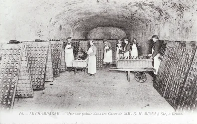 Herstellung von Champagner: das Abschneiden der Flaschen in einem Mumm-Keller in Reims, frühes 20. Jahrhundert