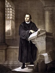 Martin Luther (1483-1546) liest in einer Kirche