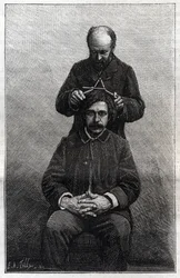 Messungen der maximalen Kopfbreite durch die Polizeipräfektur nach den Methoden von Alphonse Bertillon (1853-1914), bekannt als „Bertillonage“. Gravur in „La Nature“