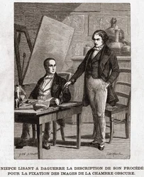 Niepce liest Louis Daguerre die Beschreibung der Heliographie vor, zur Fixierung von Bildern aus der Camera Obscura - Nicéphore Niepce (1765-1833), französischer Erfinder, Pionier der Fotografie, liest Daguerre die Beschreibung seiner Methode zur Fixierung