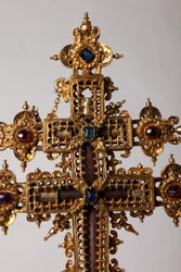 Reliquienkreuz. Goldschmiedekunst mit Juwelen. Herkunft Abtei Saint-Amand Tournai, ex-Elnone. 16. Jahrhundert. Detail Mitte des Kreuzes.
