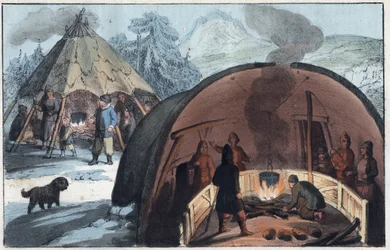 Samische Familie in einem Zelt in Lappland - Innenansicht einer lappländischen Hütte mit einer Familie am Feuer - Stich aus „Usi e Costumi di Tutti i Popoli dell