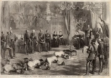 Siam-Botschafter krochen zu Königin Victoria I. (1819-1901) und Prinz Albert (1819-1861) während ihres Besuchs im Windsor Castle. Gravur in „The Illustrated London News“ vom 5. Dezember 1857.