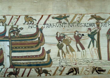 Die Eroberung Englands durch die Armee des Herzogs der Normandie Wilhelm der Eroberer (1027-1087): kaum gebaute Schiffe werden zu Wasser gelassen (Detail des Teppichs von Bayeux oder Stickerei von Königin Mathilde)