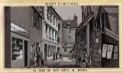 Ansicht des Hofes des Guet-Hotels auf dem Mont Saint Michel, Manche, Normandie. Chromolithographie aus dem späten 19. Jahrhundert.