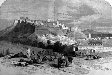 Ansicht der befestigten Stadt Tanger und der Küste, Marokko. Gravur von 1868.