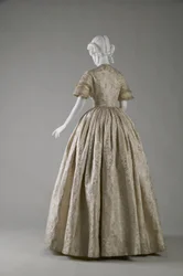 Hochzeitskleid (schräge Rückansicht)