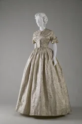 Hochzeitskleid (vordere schräge Ansicht)