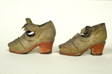 Modell eines roten Absatzschuhs aus dem 17. Jahrhundert, Museo del Castello, Mailand