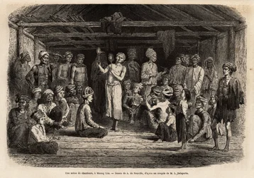 Ein Konzert von Sängern, ein Muong Lim (Laos), lebhafte Musik und Rhythmus gesungen von einem Solisten und im Chor wiederholt, alle tragen die traditionelle Frisur der Mou Tsu, die lange Haare und Zöpfe unter ihrem Turban tragen. Gravur zur Illustration ei