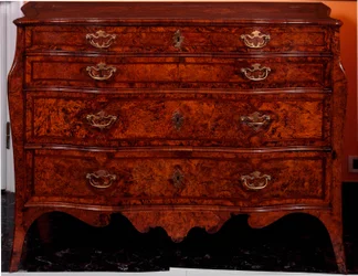 Möbel: Kommode aus Zedernholz. Ca. 1735-1745. Privatbesitz