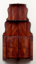 Möbel: Eckschrank mit Holzregalen. Ca. 1740. Privatbesitz