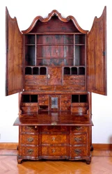 Möbel: Trumeau aus Rosenholz. Ca. 1735. Maße: 257x130x61 cm. Private Sammlung
