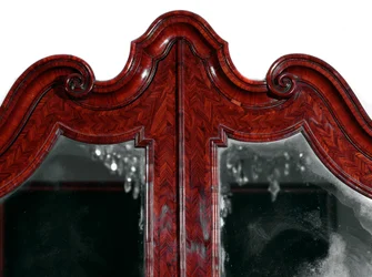 Möbel: Trumeau aus Rosenholz. Detail des oberen Teils. Ca. 1735. Privatbesitz