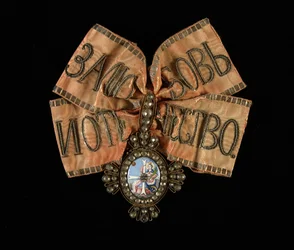 Ehrenzeichen des Ordens der Heiligen Katharina der Großen Märtyrerin, kleines Kreuz - Band bestickt und Dekoration in Gold, Emaille und Edelsteinen