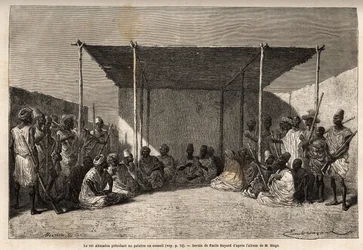 König Ahmadou leitet einen Rat oder Palaver des Toucouleur-Reiches in Segou Sikoro (Mali), die Weisen sitzen und die Krieger setzen sich, der König hält eine muslimische Gebetskette in den Händen. Gravur zur Illustration der Reise nach Westsudan von Leutna