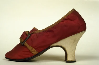 Modell von roten Damenschuhen (Pumps) mit Absatz aus dem 18. Jahrhundert. Museo del Castello, Mailand