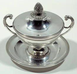 Silberne Tasse mit Kiefernzapfen-Deckel. 1789-1809
