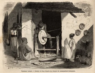 Der Kunsthandwerker Turner Kabyle in seiner Werkstatt stellt eine riesige Holzplatte her, die für alle Zwecke, häuslich und landwirtschaftlich, in Kabylien (Algerien) verwendet wird. Gravur zur Illustration des Ausflugs in die große Kabilie, zwischen dem M