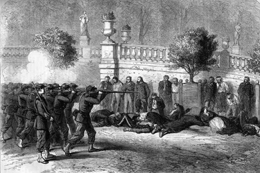 Die Pariser Kommune 1871. Hinrichtung der Föderierten (Kommunarden) im Luxemburger Garten während der blutigen Woche vom 22. bis 28. Mai 1871. Das sechste Arrondissement war eines der ersten, das von der gemeinsamen Armee besetzt wurde. Unter den gefangene