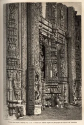 Das geschnitzte Portal eines Tempels in Tripetty (oder Tirupati, in Andhra Pradesh), ein wichtiger Ort der hinduistischen Pilgerfahrt. Gravur zur Illustration der Reise in die südlichen Provinzen Indiens, von Alfred Grandidier, veröffentlicht in „Le tour d
