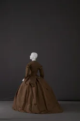 Aussteuerkleid (schräge Rückansicht)