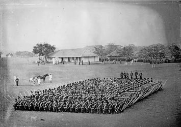 45. (Nottinghamshire) Regiment zu Fuß (Sherwood Foresters) bildet ein Quadrat in der Übung