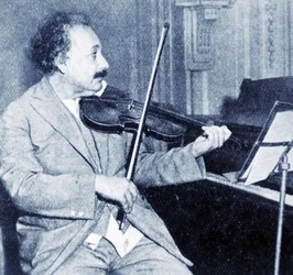 Albert Einstein spielt auf seiner Violine