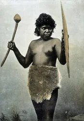Australische Aborigine-Frau mit den Waffen ihres Mannes - Autochrome