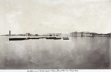 Boote in der Mitte des Meeres mit einem Teil der Stadt Alexandria im Hintergrund, Ägypten