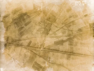 Britische Luftaufklärungsfotos, die die Positionen der Schützengräben an der Westfront während des Ersten Weltkriegs aufzeichnen