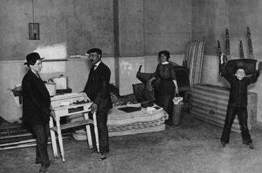 Alltagsleben, Szene eines Umzugs in einem Gebäude in Paris. Fotografie, Ende des 19. Jahrhunderts, Paris. Sammlung Selva.