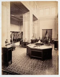 Ausstellungsraum - in „Fotoalbum des ersten Museums von Kairo“ gegründet von Auguste Mariette Bey