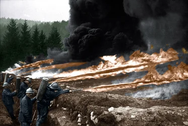 Französische Soldaten benutzen Flammenwerfer aus den Schützengräben, Chemin des Dames