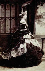 Ganzkörperporträt der Herzogin von Manchester im Abendkleid