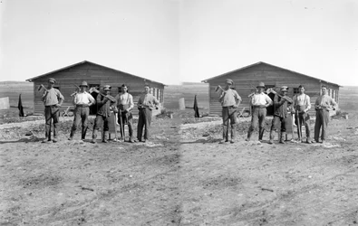 Gruppenporträt jüdischer Siedler auf einem Kibbuz in Palästina, ca. 1923
