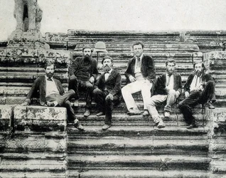 Gruppenporträt der Mitglieder der Mekong-Expedition 1866-1868 (Garnier, Doudart de Lagrée) auf den Stufen von Angkor Wat